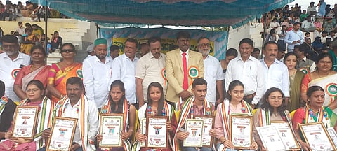 ಅರಸೀಕೆರೆ ನಗರದ ಜೇನುಕಲ್ ಕ್ರೀಡಾಂಗಣದಲ್ಲಿ ಹಮ್ಮಿಕೊಂಡಿದ್ದ ಸ್ವಾತಂತ್ರ್ಯ ದಿನಾಚರಣೆಯಲ್ಲಿ ಪ್ರತಿಭಾನ್ವಿತ ವಿದ್ಯಾರ್ಥಿಗಳನ್ನು ಗೌರವಿಸಲಾಯಿತು. ತಹಸೀಲ್ದಾರ್ ಎಂ.ಜಿ.ಸಂತೋಷ್ ಕುಮಾರ್, ಅರುಣ್ ಕುಮಾರ್, ಧರ್ಮಶೇಖರ್, ಮೋಹನ್ ಕುಮಾರ್ ಇತರರಿದ್ದಾರೆ.