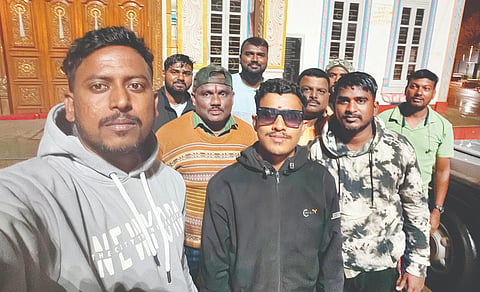ಧಾರವಾಡದಿಂದ ಹೊರಡುವಾಗ ಗೆಳೆಯರೆಲ್ಲ ಸೇರಿ ಕ್ಲಿಕ್ಕಿಸಿಕೊಂಡ ಕೊನೆಯ ಸೆಲ್ಫಿ.
