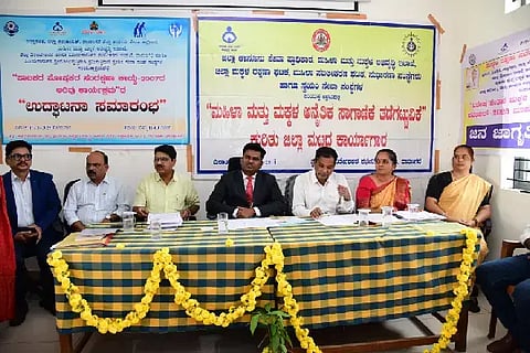 ದಾವಣಗೆರೆಯಲ್ಲಿ ಸೋಮವಾರ ಹಮ್ಮಿಕೊಂಡಿದ್ದ ಪಾಲಕರ ಪೋಷಕರ ಸಂರಕ್ಷಣಾ ಕಾಯ್ದೆ-2007 ಹಾಗೂ ಮಹಿಳಾ ಮತ್ತು ಮಕ್ಕಳ ಕಳ್ಳಸಾಗಣೆ ಕುರಿತ ಅರಿವು ಕಾರ್ಯಕ್ರಮದಲ್ಲಿ ಹಿರಿಯ ಸಿವಿಲ್ ನ್ಯಾಯಾಧೀಶ ಮಹಾವೀರ ಮ. ಕರೆಣ್ಣನವರ, ರಾಜಾನಾಯ್ಕ, ಗುರುಪ್ರಸಾದ್, ಡಾ.ಕೆ.ಕೆ ಪ್ರಕಾಶ್, ಜಿ.ಕೊಟ್ರೇಶಪ್ಪ, ಕವಿತಾ, ಪೂರ್ಣಿಮಾ ಇದ್ದರು.