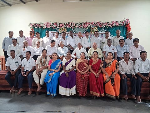ಅರಕಲಗೂಡು ತಾಲೂಕಿನ ಕೇರಳಾಪುರದ ಶ್ರೀ ವಿದ್ಯಾಗಣಪತಿ ಪ್ರೌಢಶಾಲೆಯ 1984-85ನೇ ಸಾಲಿನ ಎಸ್ಸೆಸ್ಸೆಲ್ಸಿ ವಿದ್ಯಾರ್ಥಿಗಳಿಂದ ನಿವೃತ್ತ ಶಿಕ್ಷಕರಿಗೆ ಗುರುವಂದನೆ ಸಲ್ಲಿಸಲಾಯಿತು. ವೆಂಕಟರಾಮಯ್ಯ, ವೀರಭದ್ರಪ್ಪ, ಕೆ. ರಾಜಶೇಖರಯ್ಯ, ಪುಟ್ಟಲಿಂಗಯ್ಯ ಇತರರಿದ್ದರು.