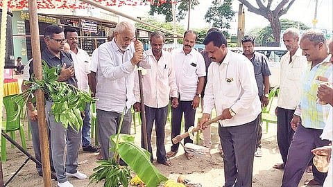 ಅರಕಲಗೂಡು ಪಟ್ಟಣದ ಎಪಿಎಂಸಿ ಆವರಣದಲ್ಲಿ ರಸ್ತೆ ಅಭಿವೃದ್ಧಿ ಕಾಮಗಾರಿಗೆ ಶುಕ್ರವಾ ಶಾಸಕ ಎ.ಮಂಜು ಭೂಮಿಪೂಜೆ ನೆರವೇರಿಸಿದರು. ನರಸೇಗೌಡ, ದಿವಾಕರ್, ಪುಟ್ಟರಾಜು ಇತರರಿದ್ದರು.