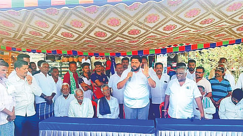  ಅರಸೀಕೆರೆ  ತಾಲೂಕಿನ ಗಂಡಸಿ ಹ್ಯಾಂಡ್ ಪೋಸ್ಟ್ ಗ್ರಾಮದಲ್ಲಿ ಆಯೋಜಿಸಿದ್ದ ಕಾರ್ಯಕ್ರಮದಲ್ಲಿ ಎನ್.ಆರ್.ಸಂತೋಷ್ ಮಾತನಾಡಿದರು. ಮಹಾಲಿಂಗಪ್ಪ, ಚಂದ್ರಶೇಖರ್, ಮುರುಳೀಧರ್, ಲೋಕೇಶ್, ಬಾಲು,ರಾಜೇಶ್, ಬಸವರಾಜು ಇದ್ದರು. 