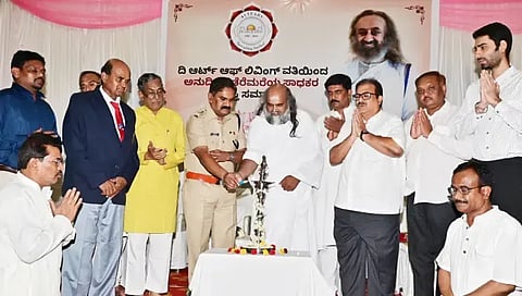 ದಾವಣಗೆರೆಯಲ್ಲಿ ದಿ ಆರ್ಟ್ ಆಫ್ ಲಿವಿಂಗ್‌ನಿಂದ ತೆರೆಮರೆಯ ಸಾಧಕರಿಗೆ ಗುರುವಾರ ಹಮ್ಮಿಕೊಂಡಿದ್ದ ಪ್ರಶಸ್ತಿ ಪ್ರದಾನ ಕಾರ್ಯಕ್ರಮವನ್ನು ಎಸ್ಪಿ ಎಚ್.ಟಿ.ಶೇಖರ್ ಉದ್ಘಾಟಿಸಿದರು. ಶರಣಾನಂದ ಸ್ವಾಮೀಜಿ, ಡಾ.ಬಾಣಾಪುರಮಠ,  ಎಂ. ಮಹೇಶ್ವರಯ್ಯ,ಡಾ. ಐ.ಬಿ. ಕೊಟ್ಟೂರುಶೆಟ್ಟಿ, ಮಾರುತಿ ಪಾಟೀಲ್, ರವಿಕಾಂತ್ ಇತರರಿದ್ದರು. 