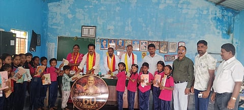 ಬಸವನಪುರ ಸರ್ಕಾರಿ ಶಾಲಾ ಮಕ್ಕಳಿಗೆ ಕರ್ನಾಟಕ ರಕ್ಷಣಾ ವೇದಿಕೆ ವತಿಯಿಂದ ಗುರುವಾಗ ಲೇಖನ ಸಾಮಗ್ರಿ ವಿತರಿಸಲಾಯಿತು. ಗಂಗಾಧರ ನಾಯ್ಕ, ಶಿವಪ್ಪ, ಬೋರೇಹಳ್ಳಿ ಸೋಮಶೇಖರ್, ಸಾಕಿ ಮಂಜುನಾಥ್, ಕಮಲಮ್ಮ ಇತರರು ಇದ್ದರು. 