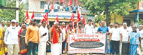 ಸಿಪಿಐ ಕಾರ್ಯಕರ್ತರು ಹಮ್ಮಿಕೊಂಡಿದ್ದ ಕಾಲ್ನಡಿಗೆ ಪ್ರತಿಭಟನೆ ಹಾಗೂ ಜಾಥಾದಲ್ಲಿ ಸಿಪಿಐ ಜಿಲ್ಲಾ ಕಾರ್ಯದರ್ಶಿ ಎಚ್.ಎಂ. ಸಂತೋಷ್, ತಾಲೂಕು ಕಾರ್ಯದರ್ಶಿ ರಮೇಶ್ ನಾಯ್ಕ, ಕಿಸಾನ್ ಸಭಾದ ಜಿಲ್ಲಾಧ್ಯಕ್ಷ ಗುಡಿಹಳ್ಳಿ ಹಾಲೇಶ್, ಸಂಗೀತ ಕಲಾವಿದರಾದ ಸಲಾಂ ಸಾಬ್, ಕೆ. ಈಶ್ವರಪ್ಪ, ಪಕ್ಷದ ಪ್ರಮುಖರಾದ ಶಿವರಾಮ್, ಚನ್ನವೀರ ಸ್ವಾಮಿ, ಚಮನ್ ಸಾಬ್, ಶರಣಪ್ಪ, ದ್ವಾರಕೀಶ್, ಕರಿಬಸವರಾಜ ಇತರರಿದ್ದರು.