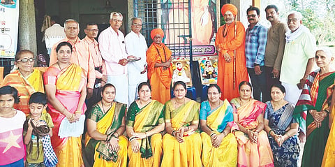 ಹರಪನಹಳ್ಳಿಯ ಹಾಲವರ್ತಿ ಮಠದಲ್ಲಿ ಹಮ್ಮಿಕೊಂಡಿದ್ದ ತಿಂಗಳ ಅರಿವಿನ ಬೆಳಕು ದತ್ತಿ ಕಾರ್ಯಕ್ರಮದಲ್ಲಿ ಲಿಂಗನಾಯಕನಹಳ್ಳಿಯ ಚನ್ನವೀರ ಮಹಾಶಿವಯೋಗಿ ಸ್ವಾಮೀಜಿ ಶರಣರ ಭಾವಚಿತ್ರಕ್ಕೆ ಪುಷ್ಪನಮನ ಸಲ್ಲಿಸಿದರು. ಶಿಕ್ಷಕ ವಿಠೋಬ ಎಸ್.ಎಚ್., ಅಖಿಲ ಭಾರತ ಶರಣ ಸಾಹಿತ್ಯ ಪರಿಷತ್ ತಾಲೂಕು ಅಧ್ಯಕ್ಷ ಬಣಕಾರ್ ರಾಜಶೇಖರ್, ಪ್ರಮುಖರಾದ ಶಾಂತವೀರಯ್ಯ, ಪಿಎಚ್‌ಎಂ ಕೊಟ್ರಯ್ಯ, ಗುರುಸಿದ್ದಯ್ಯ, ಜಯಶ್ರೀ, ಬಸವರಾಜ್ ಗಾಣಿಗೇರ, ಶ್ವೇತಾ, ಕರಿಬಸವರಾಜು, ಬಸವರಾಜ್, ಪತ್ರಕರ್ತರಾದ ಎನ್. ರವಿ, ಚಂದ್ರಪ್ಪ ಇದ್ದರು.