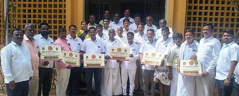 ಹರಪನಹಳ್ಳಿಯ ಪ್ರವಾಸಿ ಮಂದಿರದಲ್ಲಿ ಸೋಮವಾರ ಕರ್ನಾಟಕ ಮಾದರ ಮಹಾಸಭಾ ಸದಸ್ಯತ್ವ ನೋಂದಣಿ ಅಭಿಯಾನದ ಭಿತ್ತಿ ಪತ್ರಗಳನ್ನು ಬಿಡುಗಡೆ ಗೊಳಿಸಲಾಯಿತು. ಹೊಸಪೇಟೆ ಎಪಿಎಂಸಿ ಮಾಜಿ ಅಧ್ಯಕ್ಷ ಸೋಮಶೇಖರ್, ಜಿಲ್ಲಾ ವಿಶೇಷ ಆಹ್ವಾನಿತರಾದ ಮೈದೂರು ರಾಮಣ್ಣ, ಎಸ್.ಎನ್. ಕುಮಾರ್, ಎ.ನಾಗೇಂದ್ರಪ್ಪ, ಶೃಂಗಾರತೋಟ ಲಿಂಗರಾಜ್, ರಾಗಿಮಸಲವಾಡ ಮಹಾಂತೇಶ್, ಒ. ಮಹಾಂತೇಶ್, ಕಬ್ಬಳ್ಳಿ ಪರಸಪ್ಪ, ನೀಲಗುಂದ ಸಣ್ಣಪ್ಪ, ಅರಸನಾಳು ಮಾರುತಿ, ಮರಿಯಮ್ಮನಹಳ್ಳಿ ಮಂಜುನಾಥ, ನಾಗಪ್ಪ ಇತರರಿದ್ದರು.