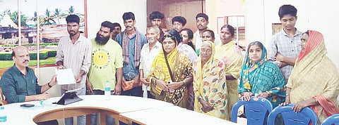 ವಸತಿ ಸೌಲಭ್ಯಕ್ಕಾಗಿ ಹರಪನಹಳ್ಳಿಯ ಹಿರೇಕೆರೆ ನಿವಾಸಿಗಳು ಸೋಮವಾರ ತಹಸೀಲ್ದಾರ್ ಬಿ.ವಿ. ಗಿರೀಶ್ ಬಾಬುಗೆ ಮನವಿ ಸಲ್ಲಿಸಿದರು. ಪ್ರಮುಖರಾದ ಸಿ ಅಸ್ಲಾಂ ಬಾಷಾ, ಆರ್. ದಾದಾಪೀರ್, ಎಚ್. ಅಸ್ಲಾಂಬಾಷಾ, ಶಂಕರ, ಗಣೇಶ ಟಿ, ಅಬ್ದುಲ್ ರೆಹಮಾನ್, ಸುನಿತಾ, ಸಬ್ರೀನ್, ಮಾಬೂಬಿ, ದೇವಕ್ಕ, ಆರ್. ಮಹಮೂದ್ ಅಲಿ, ಮಂಜವ್ವ, ಹನುಮಕ್ಕ, ಟಿ. ಮಂಜುನಾಥ, ಟಿ. ನಾಗಮ್ಮ, ಎಚ್. ಆಶಾಭಿ, ಸಿ. ರಬಿಯಾ, ಕೆ. ಮರಿಯಮ್ಮ, ಎಚ್. ಚಮನ್ ಸಾಬ್ ಇದ್ದರು.