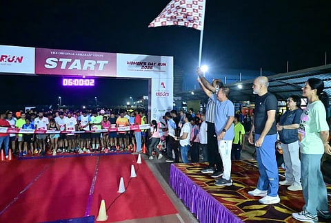 ಉಡುಪಿಯ ಜಿಲ್ಲಾ ಕ್ರೀಡಾಂಗಣದಲ್ಲಿ ಆಭರಣ ಜುವೆಲರ್ಸ್​ ವತಿಯಿಂದ ಆಯೋಜಿಸಿದ್ದ ಆಭ'ರನ್​' ಓಟಕ್ಕೆ ಯಶ್​ಪಾಲ್​ ಸುವರ್ಣ ಚಾಲನೆ ನೀಡಿದರು. ಸುಭಾಶ್​ ಎಂ. ಕಾಮತ್​, ಮಹೇಶ್​ ಎಂ. ಕಾಮತ್​, ಸಂಧ್ಯಾ ಕಾಮತ್​, ವೀಣಾ ಕಾಮತ್​ ಇದ್ದರು.
