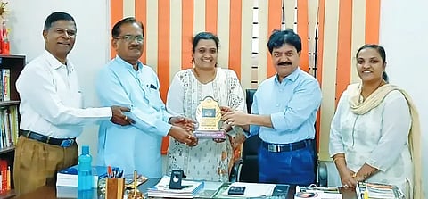 best professor ಜೀವಶಾಸ್ತ್ರ ವಿಷಯದಲ್ಲಿ ಅತ್ಯುತ್ತಮ ಫಲಿತಾಂಶ ದಾಖಲಿಸಿದ ಹುಬ್ಬಳ್ಳಿ ಆದರ್ಶ ಕಾಲೇಜಿನ ಪ್ರೊ. ರಂಜಿತಾ ತುಕ್ಕಣ್ಣವರ, ಪ್ರೊ. ಮಮತಾ ಮುಳಗುಂದ ಅವರನ್ನು ಆಡಳಿತ ಮಂಡಳಿ ವತಿಯಿಂದ ಸನ್ಮಾನಿಸಲಾಯಿತು. ಮಲ್ಲಿಕಾರ್ಜುನ ಸಾವಕಾರ, ಡಾ. ಲಿಂಗರಾಜ ಮುಳ್ಳಳ್ಳಿ ಇತರರು ಇದ್ದರು.
