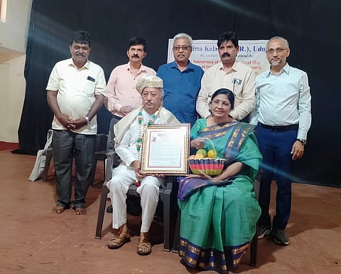 ಉಡುಪಿಯಲ್ಲಿ ಆಯೋಜಿಸಿದ್ದ ಆದಿಮ ಕಲಾ ಟ್ರಸ್ಟ್​ನ ವಾರ್ಷಿಕೋತ್ಸವದಲ್ಲಿ ಪ್ರೊ. ರವೀಂದ್ರ ಕೋರಿಸೆಟ್ಟರ್​ ದಂಪತಿಗೆ 'ಆದಿಮ ಕಲಾರತ್ನ' ರಾಷ್ಟ್ರೀಯ ಪ್ರಶಸ್ತಿ ಪ್ರದಾನ ಮಾಡಲಾಯಿತು. ಡಾ.ರಾಜೇಂದ್ರ ಕರ್ಕೇರ, ಡಾ. ರಘುರಾಮ್​ ಶೆಟ್ಟಿ ಶೆಟ್ಟಿ ಗುಳ್ಳಾಡಿ, ಪ್ರೊ. ಟಿ. ಮುರುಗೇಶಿ, ಪ್ರೊ. ವರದೇಶ್​ ಹಿರೇಗಂಗೆ, ಯುಸೂಫ್ ಹೈದರ್​ ಇದ್ದರು.