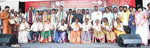 art mela ಹುಬ್ಬಳ್ಳಿಯಲ್ಲಿ ಭಾನುವಾರ ಏರ್ಪಡಿಸಿದ್ದ ವಿಶ್ವ ಆದಿವಾಸಿ ದಿನಾಚರಣೆ, ಕಲಾಮೇಳದಲ್ಲಿ ವಿವಿಧ ಜಿಲ್ಲೆಯ ಸಾಧಕರಿಗೆ ಆದಿವಾಸಿ ಸಿರಿ ಪ್ರಶಸ್ತಿ ನೀಡಿ ಗೌರವಿಸಲಾಯಿತು. ಸಚಿವರಾದ ಸತೀಶ ಜಾರಕಿಹೊಳಿ, ರುದ್ರಪ್ಪ ಲಮಾಣಿ, ಮೇಯರ್​ ದುರ್ಗಮ್ಮ ಬೆಜವಾಡ, ಇತರರು ಇದ್ದರು.