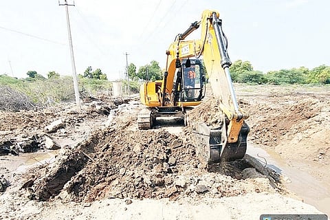 ಆಲೂರು-ಯಂಬಳಿ ಗ್ರಾಮಗಳ ನಡುವಿನ ಸಂಪರ್ಕ ರಸ್ತೆ ಅಭಿವೃದ್ಧಿ ಕಾಮಗಾರಿ ಪ್ರಗತಿಯಲ್ಲಿರುವುದು.
