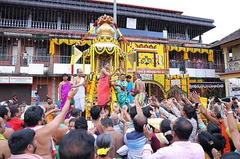 ಉಡುಪಿಯಲ್ಲಿ ರಾಘವೇಂದ್ರ ಸ್ವಾಮಿಗಳ ಆರಾಧನೆಯ ನಿಮಿತ್ತ ಪ್ರಹ್ಲಾದ ರಾಜರ ಉತ್ಸವ ಮೂರ್ತಿಯನ್ನು ಸ್ವರ್ಣ ರಥದಲ್ಲಿಟ್ಟ ವೇದವರ್ಧನ ಶ್ರೀಗಳು ಭಕ್ತರತ್ತ ನಾಣ್ಯ, ಹಣ್ಣು-ಹಂಪಗಳನ್ನು ತೂರಿದರು..