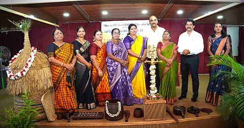 ಉಡುಪಿಯಲ್ಲಿ ಆಯೋಜಿಸಿದ್ದ 'ಪೊಂಜೊನಗಲ ಆಟಿದ ಕೂಟ'ವನ್ನು ಯಶ್​ಪಾಲ್​ ಸುವರ್ಣ ಹಾಗೂ ಜಯಕರ್​ ಶೆಟ್ಟಿ ಇಂದ್ರಾಳಿ ಉದ್ಘಾಟಿಸಿದರು. ಗೀತಾ ವಾಗ್ಲೆ, ಶೀಲಾ ಶೆಟ್ಟಿ, ಪದ್ಮಾ ರತ್ನಾಕರ್​, ಜ್ಯೋತಿ ರಾವ್​, ರೇವತಿ, ಸಹಾಯಾ ಮೇರಿ ಇದ್ದರು.