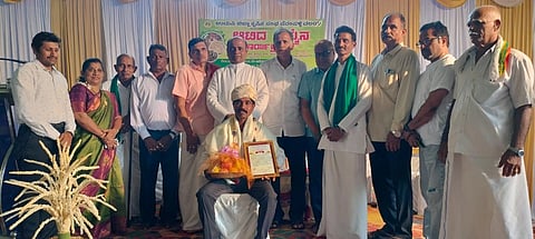 ಉಡುಪಿಯ ಪೆರಂಪಳ್ಳಿಯಲ್ಲಿ ಜಿಲ್ಲಾ ಕೃಷಿಕ ಸಂಘದ ವಲಯ ಸಮಿತಿ ಆಯೋಜಿಸಿದ್ದ 'ಆಟಿದ ಕಮ್ಮೆನ' ಕಾರ್ಯಕ್ರಮದಲ್ಲಿ ಸಾಧಕ ಕೃಷಿಕ ಚಂದ್ರಶೇಖರ್​ ನಾಯ್ಕ್​ ಕರಂಬಳ್ಳಿ ಅವರನ್ನು ಸನ್ಮಾನಿಸಲಾಯಿತು. ರಾಮಕೃಷ್ಣ ಶರ್ಮ ಬಂಟಕಲ್ಲು, ಫಾದರ್​ ವಿಶಾಲ್​ ಲೋಬೋ, ರವೀಂದ್ರ ಪೂಜಾರಿ ಶೀಂಬ್ರ, ಮಾಲತಿ ರಮೇಶ್​ ಕೆಮ್ಮಣ್ಣು, ಈಶ್ವರ್​ ಚಿಟ್ಪಾಡಿ, ಶ್ರೀನಿವಾಸ ಬಲ್ಲಾಳ್​ ಮಲ್ಲಂಪಳ್ಳಿ ಇತರರಿದ್ದರು.