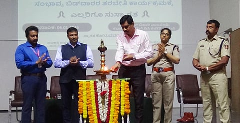 ಉಡುಪಿಯಲ್ಲಿ ಆಯೋಜಿಸಿದ್ದ ಅಬಕಾರಿ ಸನ್ನದುಗಳ ಇ&ಹರಾಜು ಪ್ರಕ್ರಿಯೆ ನಿಮಿತ್ತ ಬಿಡ್​ದಾರರ ಕಾಯಾಗಾರವನ್ನು ಬಾಲಕೃಷ್ಣ ಸಿ.ಎಚ್​. ಉದ್ಘಾಟಿಸಿದರು. ಬಿಂದುಶ್ರೀ, ಟಿ.ಎಂ. ಶ್ರೀನಿವಾಸ್​, ಬ್ರಿಜೇಶ್​, ಸತ್ಯಸಾಯಿ, ಪ್ರಭು ಗೌಡ ಪಾಟೀಲ ಇದ್ದರು.