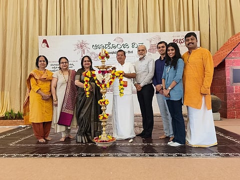 ಆಭರಣ ಜುವೆಲ್ಲರ್ಸ್ ಆಯೋಜಿಸಿದ್ದ ಆಟಿಡೊಂಜಿ ಕಾರ್ಯಕ್ರಮದಲ್ಲಿ ಸಂಸ್ಥೆಯ ಮುಖ್ಯಸ್ಥರಾದ ಸುಭಾಷ್ ಎಂ. ಕಾಮತ್, ಮಹೇಶ್ ಎಂ.ಕಾಮತ್, ಸಂಧ್ಯಾ ಎಸ್.ಕಾಮತ್, ಆಕರ್ಷ್ ಕಾಮತ್, ಅದಿತ್ರಿ ಕಾಮತ್, ಗೀತಾ, ಶೀಲಾ ನಾಯಕ್ ಪಾಲ್ಗೊಂಡಿದ್ದರು. 
