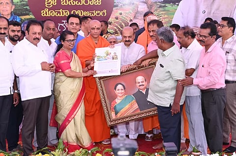  ಮಂಡ್ಯ ತಾಲೂಕು ಎಲೆಚಾಕನಹಳ್ಳಿ ಗ್ರಾಮದಲ್ಲಿ ಆಯೋಜಿಸಿದ್ದ ಸಮಾರಂಭದಲ್ಲಿ ಮಾಜಿ ಸಿಎಂ ಹಾಗೂ ಸಂಸದ ಬಸವರಾಜ ಬೊಮ್ಮಾಯಿ ಅವರನ್ನು ಗೌರವಿಸಲಾಯಿತು.