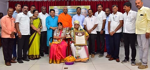 ಮಂಡ್ಯದಲ್ಲಿ ಆಯೋಜಿಸಿದ್ದ ಸಮಾರಂಭದಲ್ಲಿ ಹಿರಿಯಪತ್ರಕರ್ತ ಡಿ.ಎನ್.ಶ್ರೀಪಾದು ದಂಪತಿಯನ್ನು ಅಭಿನಂದಿಸಲಾಯಿತು.