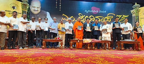 ಮಂಡ್ಯದಲ್ಲಿ ಆಯೋಜಿಸಿದ್ದ ಅಭಿನಂದನಾ ಸಮಾರಂಭದಲ್ಲಿ ಶ್ರೀನಿಧಿ ಅಭಿನಂದನಾ ಗ್ರಂಥವನ್ನು ಬಿಡುಗಡೆಗೊಳಿಸಲಾಯಿತು. 
