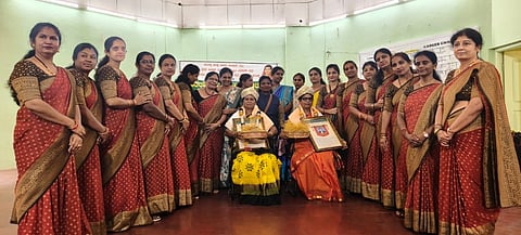 ಮಂಡ್ಯ ನಗರದ ಬಾಲಭವನದಲ್ಲಿ ಆಯೋಜಿಸಿದ್ದ ಕಾರ್ಯಕ್ರಮದಲ್ಲಿ ಮಾಹಿತಿ ತಂತ್ರಜ್ಞಾನ ನಿರ್ದೇಶಕಿ ಕುಮಾರಿ ಎಂ.ಸಿ.ಲತಾ, ಕಿತ್ತೂರು ರಾಣಿ ಚೆನ್ನಮ್ಮ ಪ್ರಶಸ್ತಿ ಪುರಸ್ಕೃತೆ ವೈ.ಕೆ.ರತ್ನಮ್ಮ ಅವರನ್ನು ಅಭಿನಂದಿಸಲಾಯಿತು.