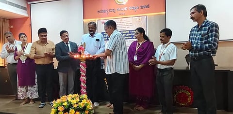 ಉಡುಪಿಯಲ್ಲಿ ಆಯೋಜಿಸಿದ್ದ ವಿಶ್ವ ಕ್ಷಯರೋಗ ನಿಯಂತ್ರಣ ದಿನವನ್ನು ಮನು ಪಟೇಲ್​ ಬಿ.ವೈ. ಉದ್ಘಾಟಿಸಿದರು. ಡಾ. ಬಸವರಾಜ ಜಿ. ಹುಬ್ಬಳ್ಳಿ, ಡಾ.ಚಿದಾನಂದ ಸಂಜು, ಡಾ.ಲತಾ ನಾಯಕ್​, ಡಾ. ಜೋತ್ಸ್ನಾ ಬಿ.ಕೆ., ಡಾ.ವಾಸುದೇವ್​ ಇತರರಿದ್ದರು.