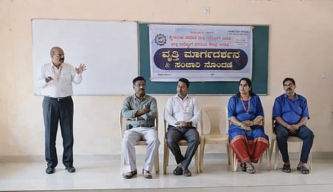 ಉಡುಪಿಯ ತೆಂಕನಿಡಿಯೂರು ಕಾಲೇಜ್​ನಲ್ಲಿ ಆಯೋಜಿಸಿದ್ದ ಉದ್ಯೋಗ ನೋಂದಣಿ ಅಭಿಯಾನದಲ್ಲಿ ಪ್ರೊ. ನಿತ್ಯಾನಂದ ವಿ. ಗಾಂವ್ಕರ್​ ಮಾತನಾಡಿದರು. ದಿನೇಶ್​ ಎಂ., ಲಕ್ಷ್ಮೀ ಸುವರ್ಣ, ಬಿಂದು ಟಿ., ಅರವಿಂದ್​, ಯಜ್ಞೇಶ್​, ಸುದರ್ಶನ್​ ಉಪಸ್ಥಿತರಿದ್ದರು.