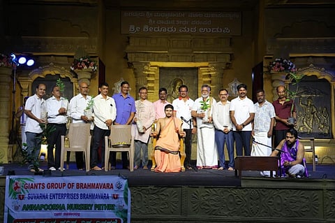 ಉಡುಪಿ ರಾಜಾಂಗಣದಲ್ಲಿ ಆಯೋಜಿಸಿದ್ದ ಪಂಚ ಪವಿತ್ರ ಗಿಡ ವಿತರಣಾ ಅಭಿಯಾನಕ್ಕೆ ವೇದವರ್ಧನ ಶ್ರೀ ಚಾಲನೆ ನೀಡಿದರು. ಮಧುಸೂದನ್​ ಹೇರೂರು, ಗೋವಿಂದರಾಜ್​ ಹೆಗ್ಡೆ, ಕಮಲಾಕ್ಷ ಹೆಬ್ಬಾರ್​, ಪ್ರಸಾದ್​ ಭಟ್​, ಸುಂದರ್​ ಪೂಜಾರಿ, ಅಣ್ಣಯ್ಯ ದಾಸ್​, ಶ್ರೀನಾಥ್​ ಕೋಟ, ವಿವೇಕಾನಂದ್​ ಕಾಮತ್​, ತೇಜೇಶ್ವರ್​ ರಾವ್​, ರಾಘವೇಂದ್ರ ಪ್ರಭು ಕರ್ವಾಲು ಇತರರಿದ್ದರು.