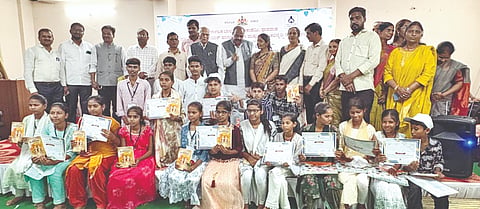 ಕಲಬುರಗಿಯಲ್ಲಿ ಕರ್ನಾಟಕ ಬಾಲವಿಕಾಸ ಅಕಾಡೆಮಿ ಆಯೋಜಿಸಿದ್ದ ಕಾರ್ಯಾಗಾರದಲ್ಲಿ ಮಕ್ಕಳಿಗೆ ಬಹುಮಾನ, ಪ್ರಮಾಣಪತ್ರ ವಿತರಿಸಲಾಯಿತು. ಅಡಿವೇಶ ಇಟಗಿ, ವಿರುಪಾಕ್ಷಪ್ಪಗೌಡ ಪಾಟೀಲ್​, ಎ.ಕೆ.ರಾಮೇಶ್ವರ, ಮಂಜುಳಾ ಪಾಟೀಲ್​, ರಣಧೀರ ಹೊಸಮನಿ ಇತರರಿದ್ದರು.