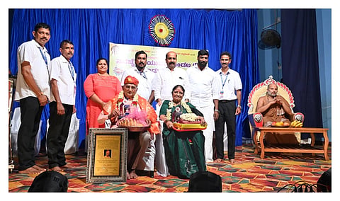  ಉಡುಪಿಯಲ್ಲಿ ನವ ಚೈತನ್ಯ ಯುವಕ ಮಂಡಲದ ವಾರ್ಷಿಕೋತ್ಸವದ ನಿಮಿತ್ತ ಡಾ. ತಲ್ಲೂರು ಶಿವರಾಂ ಶೆಟ್ಟಿ ಅವರಿಗೆ 'ವಜ್ರ ಚೈತನ್ಯ' ಪ್ರಶಸ್ತಿ ನೀಡಿ ಸನ್ಮಾನಿಸಲಾಯಿತು. ಈಶಪ್ರಿಯಶ್ರೀ, ಕೆ.ರಘುಪತಿ ಭಟ್​, ಜಿತೇಶ್​, ಗಿರಿಜಾ ಶಿವರಾಂ ಶೆಟ್ಟಿ, ಅನಿತಾ ಡಿಸೋಜಾ, ವಿಪಿನ್​, ವಿಶಾಲ್​ ಇದ್ದರು.
