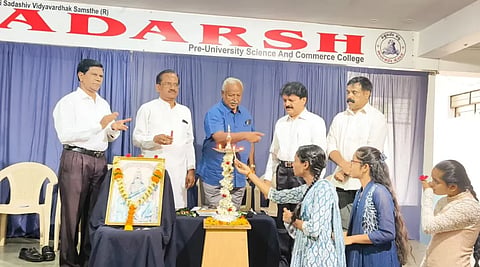 Adarsh college ಹುಬ್ಬಳ್ಳಿಯ ಆದರ್ಶ ಪದವಿಪೂರ್ವ ವಿಜ್ಞಾನ ಕಾಲೇಜಿನಲ್ಲಿ ಪ್ರಥಮ ಪಿಯು ವಿದ್ಯಾರ್ಥಿಗಳ ಸ್ವಾಗತ ಸಮಾರಂಭದಲ್ಲಿ ಮಲ್ಲಿಕಾರ್ಜುನ ಸಾವಕಾರ, ಡಾ. ಲಿಂಗರಾಜ ಮುಳ್ಳಳ್ಳಿ, ಪ್ರೊ. ಸುರೇಶ ಕುನ್ನೂರ, ಪ್ರೊ. ಬಿ.ಸಿ. ಗೌಡರ, ಇತರರು ಇದ್ದರು.