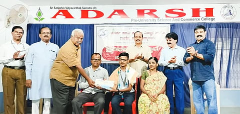 talent day ಹುಬ್ಬಳ್ಳಿಯ ಆದರ್ಶ ಪಿಯು ಕಾಲೇಜಿನಲ್ಲಿ ಪ್ರತಿಭಾ ಪುರಸ್ಕಾರ ನೀಡಲಾಯಿತು. ಎಂಎಲ್​ಸಿ ಲಿಂಗರಾಜ ಪಾಟೀಲ, ಮಲ್ಲಿಕಾರ್ಜುನ ಸಾವಕಾರ, ಪ್ರೊ. ಎಸ್​.ಬಿ. ಕುನ್ನೂರ, ಪ್ರೊ. ಬಿ.ಸಿ. ಗೌಡರ, ಡಾ. ಲಿಂಗರಾಜ ಮುಳ್ಳಳ್ಳಿ ಇದ್ದರು.