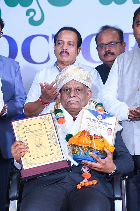 ಉಡುಪಿಯ ಆದರ್ಶ ಆಸ್ಪತ್ರೆಯ ವೈದ್ಯಕೀಯ ನಿರ್ದೇಶಕ ಡಾ. ಜಿ.ಎಸ್​. ಚಂದ್ರಶೇಖರ್​ ಅವರಿಗೆ ಬೆಂಗಳೂರಿನಲ್ಲಿ ನಡೆದ ಕಾರ್ಯಕ್ರಮದಲ್ಲಿ 'ವೈದ್ಯ ಚೇತನ ಪ್ರಶಸ್ತಿ' ನೀಡಿ ಗೌರವಿಸಲಾಯಿತು.