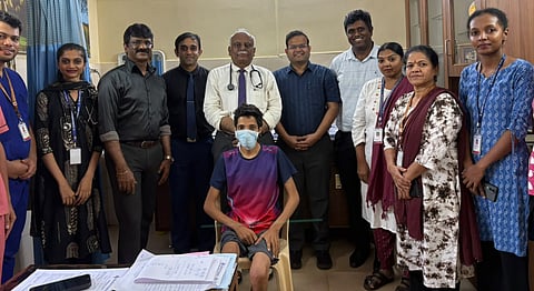 ಕಾಲಿನ ಮೂಳೆ ಕ್ಯಾನ್ಸರ್​ನಿಂದ ಬಳಲುತ್ತಿದ್ದ ರೋಗಿಗೆ 'ಲಿಂಬ್​ ಸಾಲ್ವೇಜ್​' ಶಸ್ತ್ರಚಿಕಿತ್ಸೆ ಮೂಲಕ ಗುಣಪಡಿಸಿದ ಆದರ್ಶ ಆಸ್ಪತ್ರೆಯ ವೈದ್ಯರಾದ ಡಾ. ಜಿ.ಎಸ್​. ಚಂದ್ರಶೇಖರ್​, ಡಾ. ಅನಂತ್​ ಎಸ್​. ಮಠದ್​, ಡಾ. ನವನೀತ್​, ಡಾ. ಸುಖೇನ್​ ಶೆಟ್ಟಿ ಹಾಗೂ ನರ್ಸಿಂಗ್​ ಸಿಬ್ಬಂದಿ.