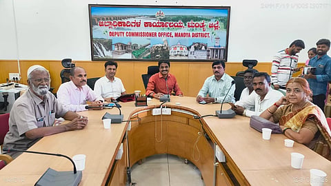   ಮಂಡ್ಯದಲ್ಲಿ ಅಪರ ಜಿಲ್ಲಾಧಿಕಾರಿ ಬಿ.ಸಿ.ಶಿವಾನಂದಮೂರ್ತಿ ಅಧ್ಯಕ್ಷತೆಯಲ್ಲಿ ಸಭೆ ಆಯೋಜಿಸಲಾಗಿತ್ತು. 