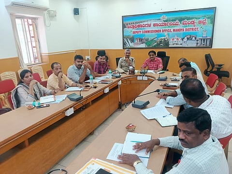 ಮಂಡ್ಯದಲ್ಲಿ ಎಡಿಸಿ ಬಿ.ಸಿ.ಶಿವಾನಂದಮೂರ್ತಿ ಅಧ್ಯಕ್ಷತೆಯಲ್ಲಿ ಆಹಾರ ಸುರಕ್ಷತೆ ಮತ್ತು ಗುಣಮಟ್ಟ ಕಾಯ್ದೆ-2006  ಪ್ರಗತಿ ಪರಿಶೀಲನಾ ಸಭೆ ಆಯೋಜಿಸಲಾಗಿತ್ತು. 