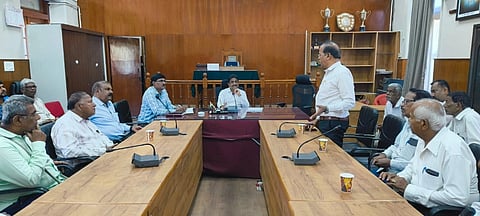 ಮಂಡ್ಯದಲ್ಲಿ ಅಪರ ಜಿಲ್ಲಾಧಿಕಾರಿ ಬಿ.ಸಿ.ಶಿವಾನಂದಮೂರ್ತಿ ಅಧ್ಯಕ್ಷತೆಯಲ್ಲಿ ಸಭೆ ಆಯೋಜಿಸಲಾಗಿತ್ತು. 