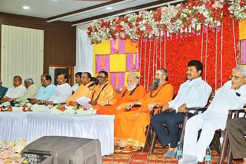 ಶಿವಮೊಗ್ಗ ಸರ್ಕಾರಿ ನೌಕರರ ಭವನದಲ್ಲಿ ಬಿಳಿಕಿ ಹಿರೇಮಠದ ಶ್ರೀ ರಾಚೋಟೇಶ್ವರ ಶಿವಾಚಾರ್ಯ ಸ್ವಾಮೀಜಿ ಮಾತನಾಡಿದರು. ಶ್ರೀ ರೇಣುಕ ಸ್ವಾಮೀಜಿ, ಶ್ರೀ ಡಾ. ಗುರುನಾಗಭೂಷಣ ಸ್ವಾಮೀಜಿ, ಶ್ರೀ ಅಭಿನವ ಸಿದ್ದಲಿಂಗ ಸ್ವಾಮೀಜಿ, ಬಿ.ವೈ.ರಾಘವೇಂದ್ರ, ಆಯನೂರು ಮಂಜುನಾಥ, ಎಸ್.ಎನ್.ಚನ್ನಬಸಪ್ಪ, ಎಸ್.ರುದ್ರೇಗೌಡ, ಎಚ್.ಎಂ.ಚಂದ್ರಶೇಖರಪ್ಪ, ರುದ್ರಮುನಿ ಸಜ್ಜನ್ ಇದ್ದರು.