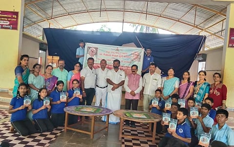 ಬೈಂದೂರು ಪ್ರಥಮಿಕ ಶಾಲೆಯಲ್ಲಿ ಆಯೋಜಿಸಿದ್ದ ಅಡಿಗ ಸಂಸ್ಮರಣೆ ಕಾರ್ಯಕ್ರಮದಲ್ಲಿ ರಂಗೋಲಿ ಸ್ಪರ್ಧೆಯಲ್ಲಿ ವಿಜೇತರಾದ ವಿದ್ಯಾರ್ಥಿಗಳನ್ನು ಗುರುರಾಜ ಗಂಟಿಹೊಳೆ ಗೌರವಿಸಿದರು. ಡಾ.ಗಣನಾಥ್​ ಶೆಟ್ಟಿ ಎಕ್ಕಾರು, ಗಣಪತಿ ಹೋಬಳಿದಾರ್​, ಡಾ. ಭಾರತಿ ಮರವಂತೆ ಚೈತ್ರಾ ಸತೀಶ್​, ವಿಜಯ್​, ಭಾಸ್ಕರ್​ ದೇವಾಡಿಗ ಇದ್ದರು.