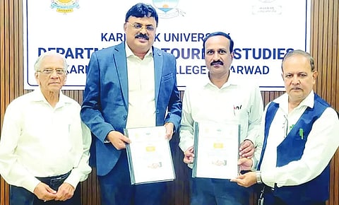 adigas kcd ಧಾರವಾಡ ಕರ್ನಾಟಕ ಕಲಾ ಕಾಲೇಜಿನ ಪ್ರವಾಸೋದ್ಯಮ ಅಧ್ಯಯನ ವಿಭಾಗದ ಡಿಜಿಟಲ್​ ಸಭಾಂಗಣದಲ್ಲಿ ಆಯೋಜಿಸಿದ್ದ ಕಾರ್ಯಕ್ರಮದಲ್ಲಿ ಬೆಂಗಳೂರಿನ ಅಡಿಗಾಸ ಯಾತ್ರಾ ಸಂಸ್ಥೆಯೊಂದಿಗಿನ ಒಪ್ಪಂದ ಪತ್ರಗಳನ್ನು ಅಡಿಗಾಸನ ಮುಖ್ಯಸ್ಥ ನಾಗರಾಜ ಅಡಿಗ ಮತ್ತು ಅಧ್ಯಯನ ವಿಭಾಗದ ನಿರ್ದೇಶಕ ಡಾ. ಜಗದೀಶ ಕಿವುಡನವರ ಪರಸ್ಪರ ವಿನಿಮಯ ಮಾಡಿಕೊಂಡರು.