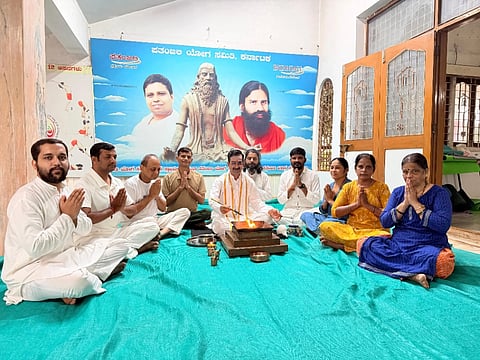 patanjali ಗುರುಪೂರ್ಣಿಮೆ ಅಂಗವಾಗಿ ಹುಬ್ಬಳ್ಳಿಯ ಪತಂಜಲಿ ರಾಜ್ಯ ಕಾರ್ಯಾಲಯದಲ್ಲಿ ಅಂತಾರಾಷ್ಟ್ರೀಯ ಯೋಗ ಗುರು ಭವರಲಾಲ್ ಆರ್ಯ ಅವರ ನೇತೃತ್ವದಲ್ಲಿ ವಿಶೇಷ ಅಗ್ನಿಹೋತ್ರ ಅನುಷ್ಠಾನ ನಡೆಯಿತು.