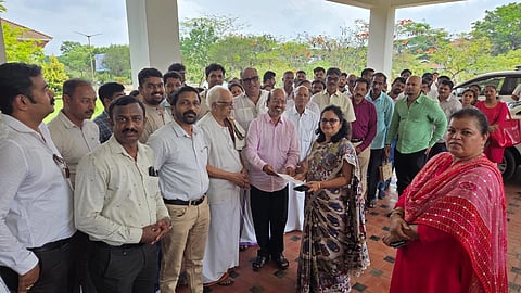 ಉಡುಪಿ ಜಿಲ್ಲೆಯ ಕೃಷಿ ಪರಿಕರ ಮಾರಾಟಗಾರರ ಸಂಘದ ಪದಾಧಿಕಾರಿಗಳು ಡಿಸಿ ಸ್ವರೂಪಾ ಟಿ.ಕೆ. ಅವರಿಗೆ ಮನವಿ ಸಲ್ಲಿಸಿದರು. ಶಿವಾನಂದ್​ ಪ್ರಭು ಬೈಂದೂರು, ರಾಜೀವ ಶೆಟ್ಟಿ ಶಿರಿಯಾರ, ವೈ. ಗಣಪತಿ ಕಾಮತ್​, ಪೂರ್ಣಿಮಾ ಜೆ.ಸಿ., ಚಂದ್ರಶೇಖರ್​ ನಾಯ್ಕ್​, ಮಾರಾಟಗಾರರು ಇದ್ದರು.