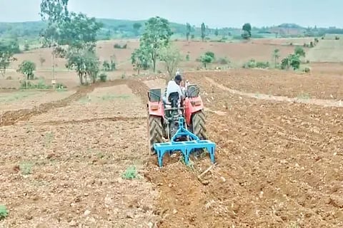 ಶಿಕಾರಿಪುರ ತಾಲೂಕಿನ ಶೀರಿಹಳ್ಳಿ ತಾಂಡಾದಲ್ಲಿ ಮೆಕ್ಕೆಜೋಳ ಬಿತ್ತನೆಗೆ ಟ್ರಾಕ್ಟರ್ ಮೂಲಕ ಜಮೀನು ಉಳುಮೆ ಮಾಡಿದ ರೈತ.