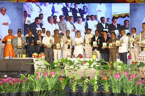 ಕೃಷಿ ಮೇಳದ ಎರಡನೇ ದಿನದ ಕಾರ್ಯಕ್ರಮದಲ್ಲಿ ತಾಂತ್ರಿಕ ಕೈಪಿಡಿಯನ್ನು ಭಾರತೀಯ ಕಾಫಿ ಮಂಡಳಿ ಅಧ್ಯಕ್ಷ ಎಂ.ಜೆ.ದಿನೇಶ್ ಬಿಡುಗಡೆಗೊಳಿಸಿದರು. ಡಾ. ವೀರೇಂದ್ರ ಹೆಗ್ಗಡೆ, ಡಾ. ಆರ್.ಸಿ.ಜಗದೀಶ್, ಡಾ. ಬಿ.ಕೆ.ಕುಮಾರಸ್ವಾಮಿ, ಜೆ.ಜಿ.ಕಾವೇರಿಯಪ್ಪ, ಎಚ್.ಡಿ.ದೇವಿಕುಮಾರ್, ಎಚ್.ಎಸ್.ಶಶಾಂಕ್, ಗೀತಾ, ಮುರಳೀಧರ್, ಶ್ರೀ ಹರಿಕೃಷ್ಣ, ಡಾ. ಜಿ.ಕೆ.ಗಿರಿಜೇಶ್, ಡಾ. ಬಿ.ಎಂ.ದುಷ್ಯಂತ್‌ಕುಮಾರ್ ಇದ್ದರು.