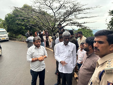 ಅರಣ್ಯ ಮತ್ತು ರಾಷ್ಟ್ರೀಯ ಹೆದ್ದಾರಿ ಇಲಾಖೆಯ ಅಧಿಕಾರಿಗಳೊಂದಿಗೆ ಭೂಕುಸಿತವಾಗುತ್ತಿರುವ ಆಗುಂಬೆ ಘಾಟ್​ಗೆ ಕೋಟ ಶ್ರೀನಿವಾಸ ಪೂಜಾರಿ ಭೇಟಿ ನೀಡಿ ಪರಿಶೀಲಿಸಿದರು. ರೂಪೇಶ್​ ಚವ್ಹಾಣ, ಚಿದಾನಂದಪ್ಪ, ನವೀನ್​, ಶಶಿಧರ್​ ಜೋಯಿಸ್​ ಇದ್ದರು.