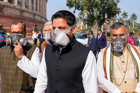 Air Pollution | ಗ್ಯಾಸ್ ಮಾಸ್ಕ್ ಧರಿಸಿ ವಿನೂತನ ಪ್ರತಿಭಟನೆಗೆ ನಿರ್ಧರಿಸಿರುವ ವಿಪಕ್ಷಗಳ ಸಂಸದರು