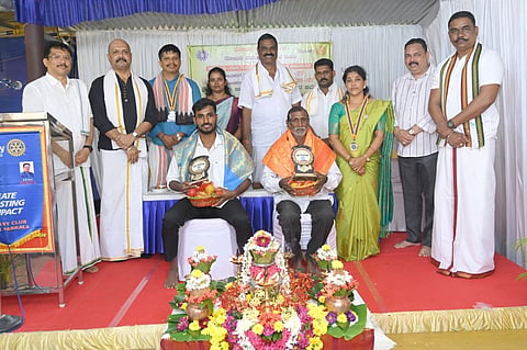 ಉಡುಪಿಯ ಪರ್ಕಳದಲ್ಲಿ ಆಯೋಜಿಸಿದ್ದ 'ಐಸಿರಿದ ಐಸಿರೊ' ಕಾರ್ಯಕ್ರಮದಲ್ಲಿ ಸಾಧಕ ಕೃಷಿಕರಾದ ಸಾತ್ವಿಕ್​ ಕುಮಾರ್​ ಮತ್ತು ಬದ್ರಿನಾರಾಯಣ ನಾಯ್ಕ್​ ಅವರಿಗೆ 'ಕಲ್ಪವೃಕ್ಷ ಪ್ರಶಸ್ತಿ' ಪ್ರದಾನ ಮಾಡಲಾಯಿತು. ಹೇಮಂತ್​ ಯು. ಕಾಂತ್​, ಕೃಷ್ಣಪ್ಪ, ಗುರುಪ್ರಸಾದ್​ ಕಾಮತ್​, ಸಂದೀಪ್​ ಕುಮಾರ್​, ಲಕ್ಷ್ಮೀ ನಾಯ್ಕ್​, ಸುಕೇಶ್​ ಕುಂದರ್​ ಇತರರಿದ್ದರು. 