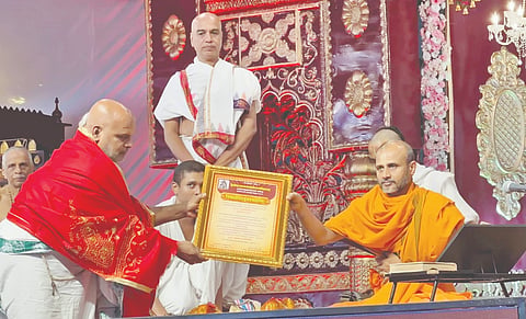 ಬೆಂಗಳೂರಿನಲ್ಲಿ ಆಯೋಜಿಸಿದ್ದ ಸಮಾರಂಭದಲ್ಲಿ ಅಫಜಲಪುರ ತಾಲೂಕಿನ ಮಣ್ಣೂರಿನ ವೇದೇಶತೀರ್ಥ ಸಂಸತ ವಿದ್ಯಾಪಿಠದ ಕುಲಪತಿ ಪಂ.ಅನಂತಾಚಾರ್ಯ ಅಕಮಂಚಿ ಅವರಿಗೆ ಉತ್ತರಾದಿ ಮಠಾಧೀಶರಾದ ಶ್ರೀ ಸತ್ಯಾತ್ಮತಿರ್ಥರು ಶ್ರೀ ವಿದ್ಯಾಧಿಶಾನುಗ್ರಹ ಪುರಸ್ಕಾರ ನೀಡಿ ಆಶೀರ್ವದಿಸಿದರು. ಪಂ.ಸತ್ಯಧ್ಯಾನಾಚಾರ್ಯ ಕಟ್ಟಿ ಇದ್ದರು.