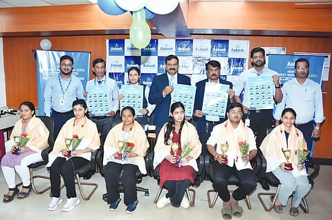 aakash neet ಹುಬ್ಬಳ್ಳಿಯ ಆಕಾಶ್​ ಸಂಸ್ಥೆಯಲ್ಲಿ ನೀಟ್​ ಸಾಧಕರನ್ನು ಸನ್ಮಾನಿಸಲಾಯಿತು. ಸಹಾಯಕ ನಿರ್ದೇಶಕ ವಿಜಯಕುಮಾರ, ವಿಜಯಮಹಾಂತೇಶ ಮಠ, ಸಾಗರ ಪಾಟೀಲ, ಜೋಹಾ ಸಮ್ರೀನ್​, ವಿ. ಲಿಂಗರೆಡ್ಡಿ, ಇತರ ಸಿಬ್ಬಂದಿ ಇದ್ದರು.